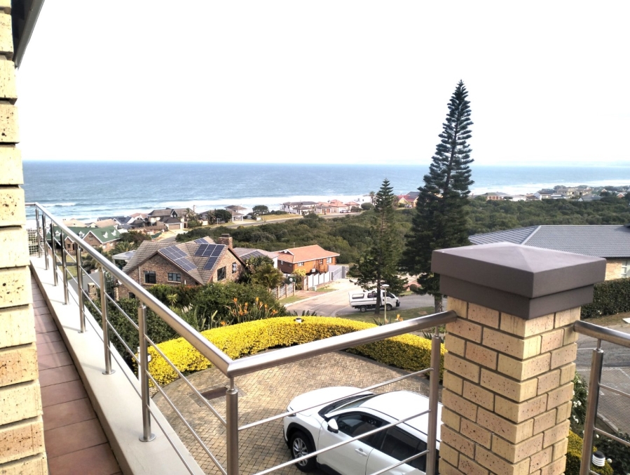 To Let 4 Bedroom Property for Rent in Outeniqua Strand Western Cape